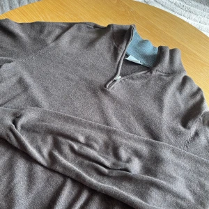 John Henric tröja - En riktig stilren John Henric zip tröja. Tröjan har inga defekter, pris kan diskuteras vid snabb affär!