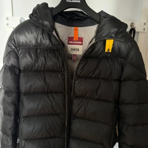 Parajumpers pharell jacka - - Storlek M - Köpt på johnells - Kvitto finns - Fint skick (sparsamt använd)  Vid frågor är det bara att höra av sig. 