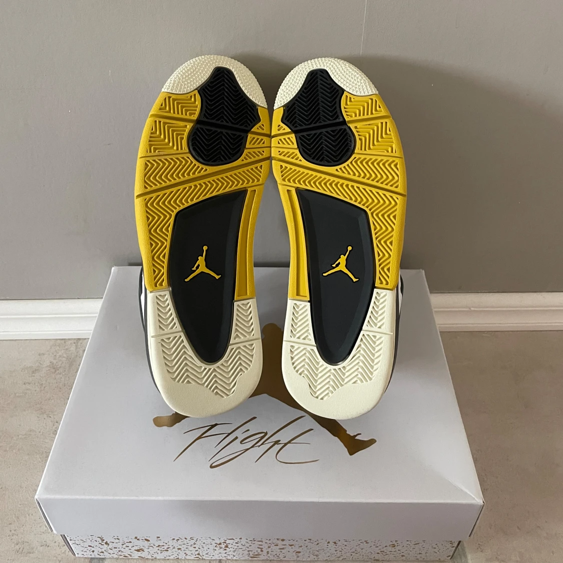 Jordan 4 vivid sulfur  - 91