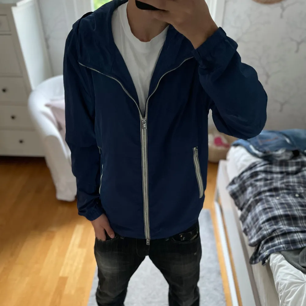 Säljer min sjukt snygga windbreaker från woolrich i 10/10 skick med lappar. Perfekt nu inför lite svalare väder. Skriv privat om du har frågor. . Jackor.