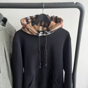 Säljer denna fräscha burberry hoodie som är i nyskick inga defekter finns!! Farfetch kvitto finns!!!! Nypris 8,2! Passar dig som har storlek S-M. 