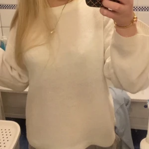 Vit stickad tröja - Såå fin vit stickad tröja!🤗🤗💖💖 Skriv vid frågor!!😇