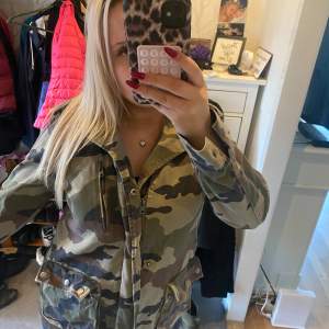 Jätte snygg militärfärgad jacka, stl 36 från Ginatricot, pris kan diskuteras