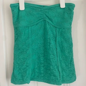 Tubtopp - Säljer denna turkosa tubtopp då jag använt den fåtal gånger. Passar perfekt till fest eller andra tillfällen🩷