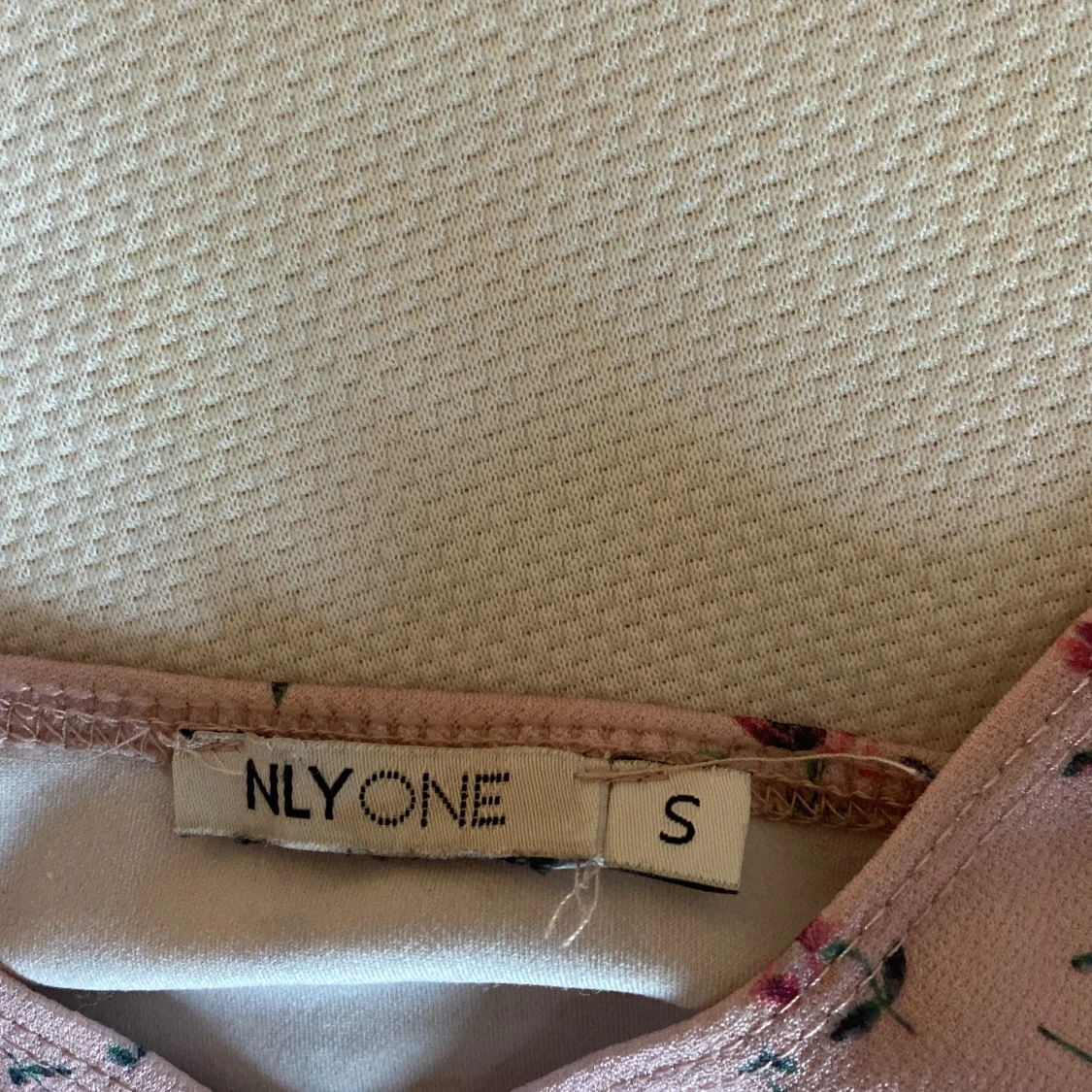 Säljer en blommig topp/linne - 90