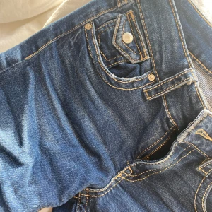 Lågmidjade Bootcut jeans - Lågmidjade Bootcut jeans Du fungerar utmärkt till någon med storlek XS, tyvärr är de för korta för mig.