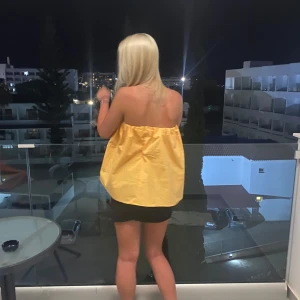 Bandeau top - jätte fin färg passar nu t hösten som festtop osv osv . Köpt p zara . använd fåtal ggr och i str S