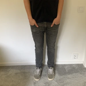 Replay anbass jeans  - Säljer ett par fina jeans från Replay i färgen grå me slitningar, dom är lagade i grenen kom privat för bilder skicket är bra annars, pris 199kr kan gå ner vid snabb affär🤝