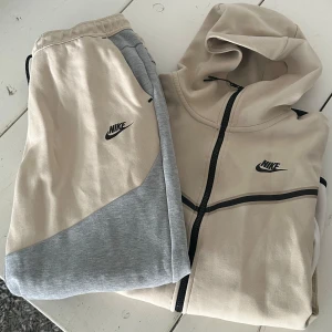 Nike tech dress - Byxorna är stl large och tröjan är stl medium.