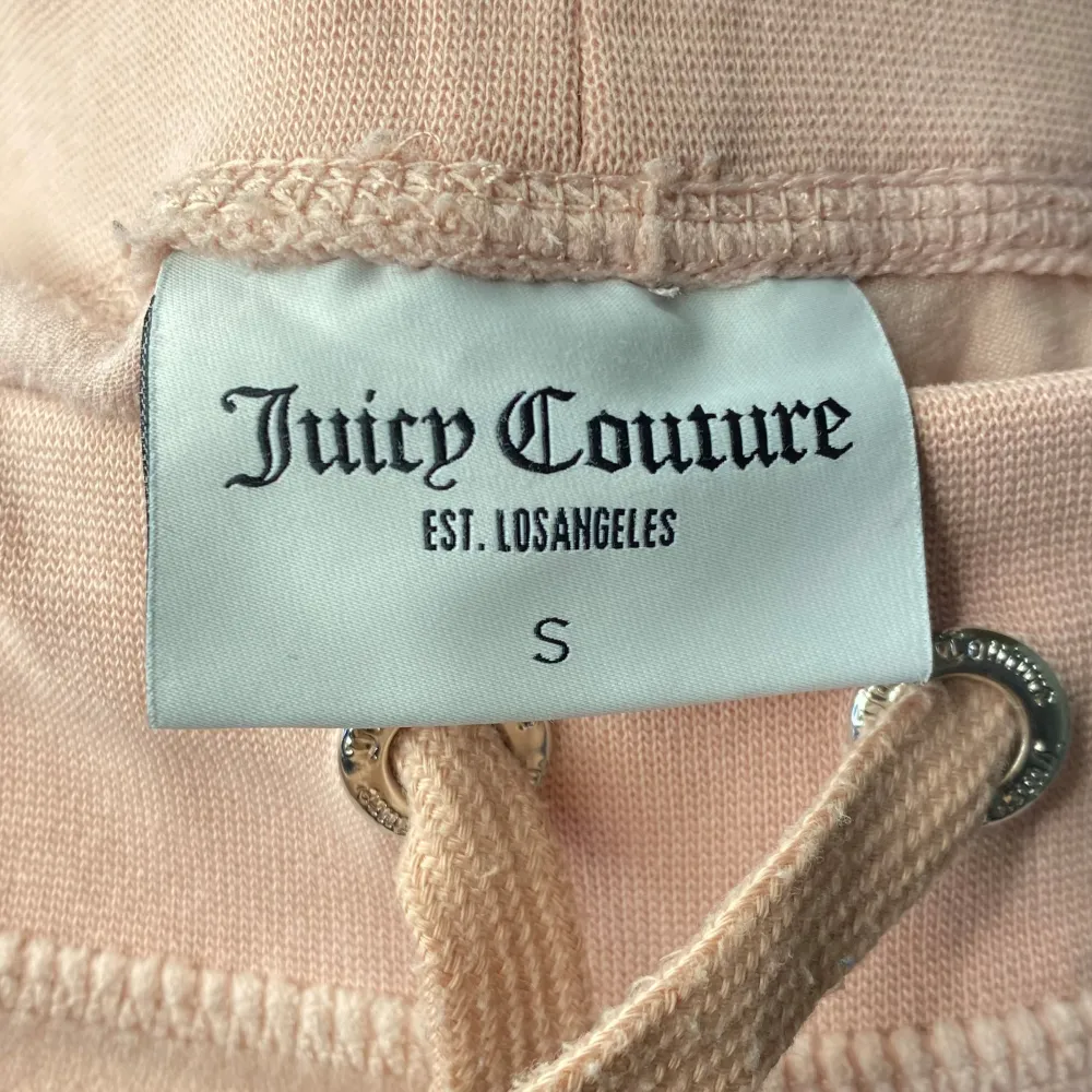 Säljer mina fina juicy couture byxor i rosa! Köpt för ett tag sedan och har används mycket men endast hemma. Riktigt bra skick, ALLA stenar sitter kvar! Endast lite nopprig om smörerna. Säljer pga för stor på mig, storlek S. . Jeans & Byxor.