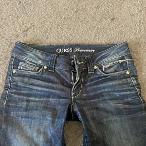 low waist jeans - jätte lågmidjade jeans från guess. skitsnygga detaljer på bakfickorna. midjemått: 38 cm innerbenslängd: 78