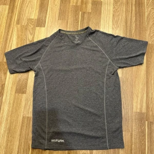 Grå tränings-t-shirt från 157 Funk - En grå tränings-t-shirt från 157 Funk. Den är kortärmad och perfekt för träning. Storlek M. Oanvänd!!