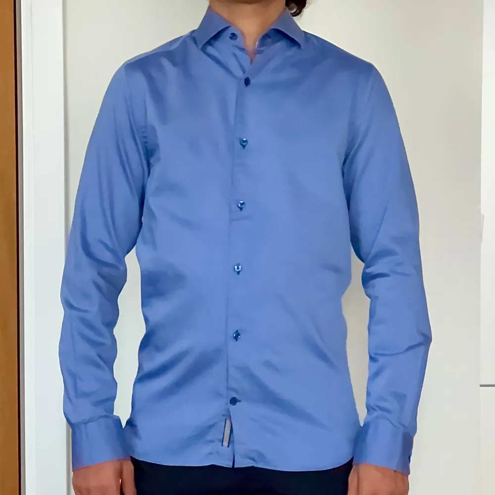 Säljer en av mina finskjortor som jag växt ur. Passformen är slim fit. Axelbredd: 40cm, längd: 71cm. Har bara använt den ett fåtal gånger så den är i fint skick. Se bilder. Frågor? Skicka ett dm!. Skjortor.