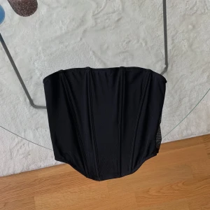 Korsett Urban Outfitters  - Korsett topp från Urban Outfitters, 100kr 🖤