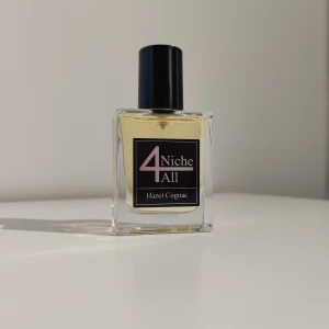 Niche4all Hazel Cognac - Helt by flaska, sprayad 2 gånger. Mycket lik angels share och perfekt för dig som gillar boozy parfymer. Om ni har några förslag till byten så tveka inte på att höra av er
