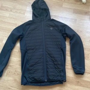 jack&jones windbreaker jacka svart färg - Säljer min jack&jones windbreker jacka som är perfekt för Höst och Vår, skick 7/10