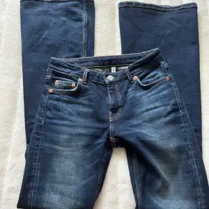 Jätte fina bootcut jeans från weekday!! De är 36cm i midjan rakt över och 80cm innerbenslängd💕