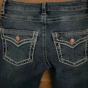 Gina tricot jeans - Säljer dessa populära bootcut jeans från gina tricot. De har bara använts 2-3 gånger så de är som nya. Det går även att justera storleken i midjan. Dm för mer<3
