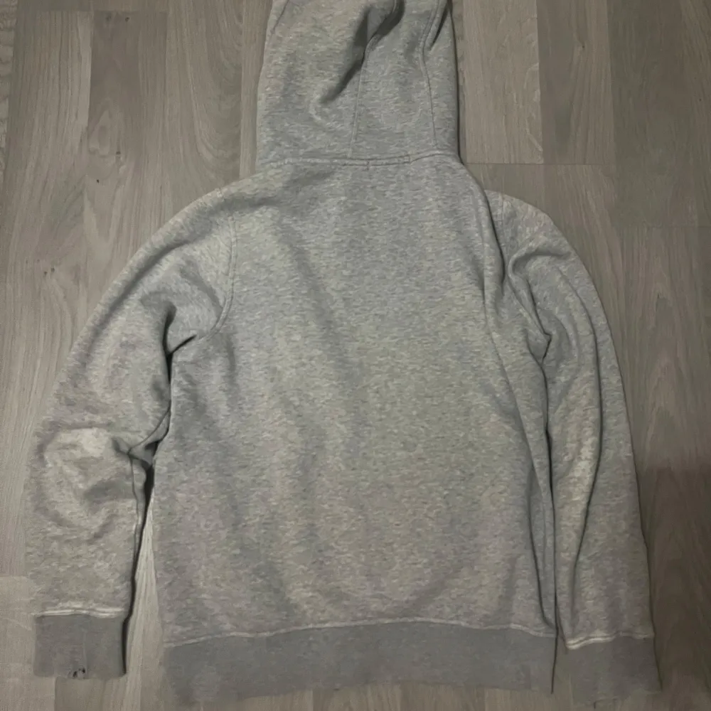 Säljer nu min gamla Sail racing zip hoodie för ett riktigt bra pris, finns dock några hål som man ser på dom 2 sista bilderna. Storlek S, Tveka inte på att skriva DM om intresserad.😁. Hoodies.