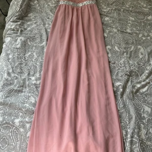 Lång klänning - Lång fin klänning,balklänning, aftonklänning, rosa med fin brodyr 