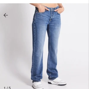 Raka jeans  - Raka utsvängda jeans från lager 157  Nedlagda där nere så de passar dig som är 170-175 cm lång skulle jag säga(skicka privat för bilder på de) annars i helt ny skick  Ny pris är 400