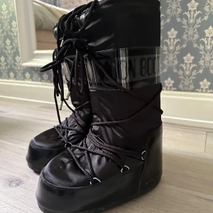 Moonboots - Jätte fina moonboots som knappt blivit använda höga i färgen svart strl 39-41 påse medföljer jätte fint skick💗