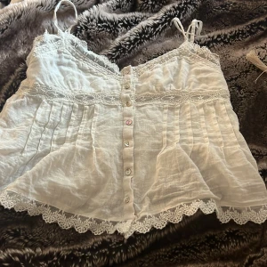 Trendigt linne💕 - Jätte fint linne från zara den är använd men är fortfarande i jätte bra skick💕 skriv om ni har frågor❤️