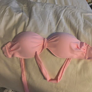 Rosa bikiniöverdel med knytband - Säljer en superfin rosa bikiniöverdel med knytband. Den har en enkel och stilren design med vadderade kupor för extra stöd. Perfekt för sommarens alla stranddagar! 💖