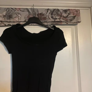Tajt t-shirt  - "Ribbad" tajt använd i gott skick 