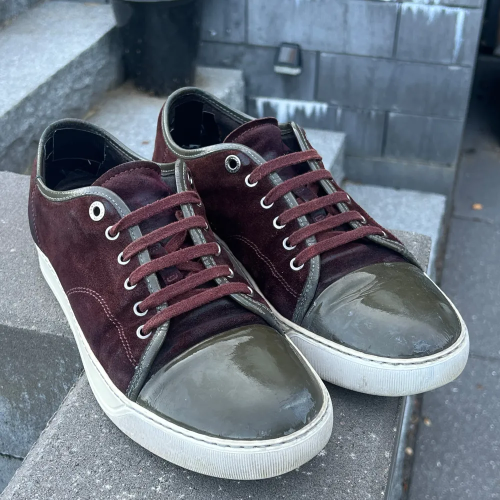 Fynda!!đ„ Ett par Lanvin captoe i UK9, motsvarar 43 fast passar 44. VĂ€ldigt fina och eftertraktade skor i vinrött med mörk gröna detaljer. Slitage pĂ„ sulan samt lite pĂ„ glansen. Kontakta oss vid funderingar, med vĂ€nliga hĂ€lsningar Sulan.shop.. KengĂ€t.