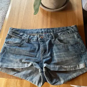 Fina ljusblå jeansshorts i storlek S/36