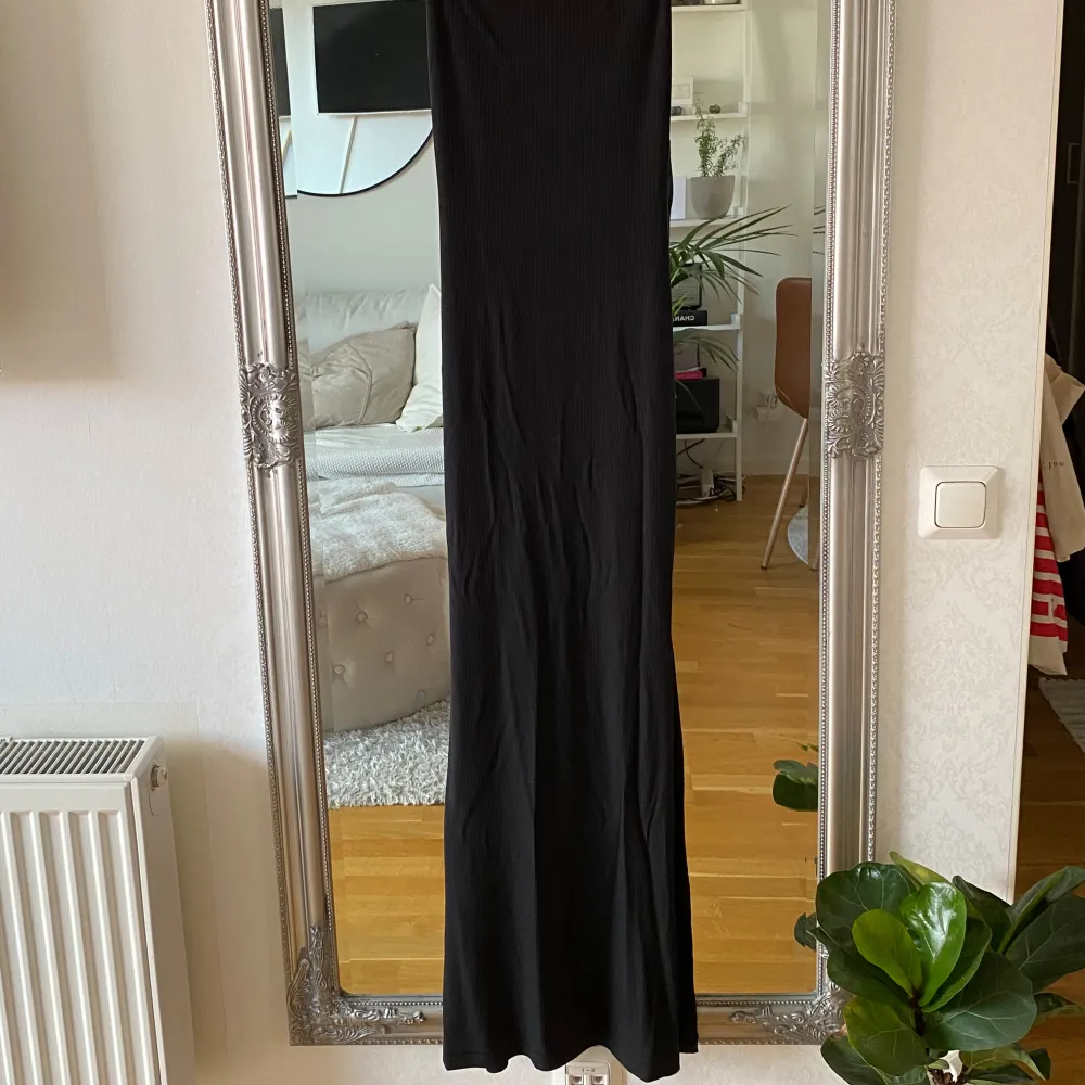 Skims long slip dress i storlek M i färgen Onyx (svart). Helt oanvänd med tags kvar. Ingenting att anmärka på, den är ny. 91% modal/9% spandex. Nypris 969kr, jag säljer för 750kr + frakt. Klänningar.