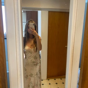 Blommig utomlands dröm  - En härlig sommar och utomlands dröm. Aldrig tidigare använt, nytt skick. Luftig och skön klänning! Ord pris 899kr