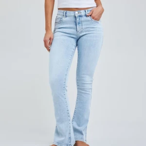 low flare jeans bikbok - low wiast jeans från bikbok, knappt använda🩷 köptes för 699kr