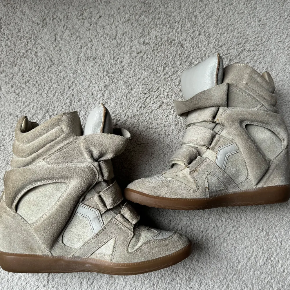 Säljer mina isabel marant beckett sneakers i 37! Så snygg beige färg🌟 Perfekta nu till hösten och passar till allt! Skriv för fler bilder💗 Har kvitto från Vestiaire Collective ❤️. Skor.