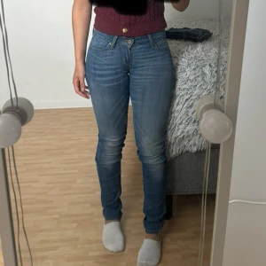 Lågmidjade Levi’s jeans - Säljer ett par superfina lågmidjade levis jeans. Är i bra skick och snålt använda då de är ganska små för mig. Modellen är ganska gammal. Om man vill kan man nog sy om dem så att de blir bootcut. Storlek 23❤️