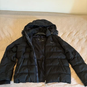 Svart/mörkblå vinterjacka - Har haft den i 2 år och jag tycker den passade väldigt bra men nu har jag tyvärr växt ifrån den, jackan e väldigt skön o varm till vintern och det är inget fel med jackan.