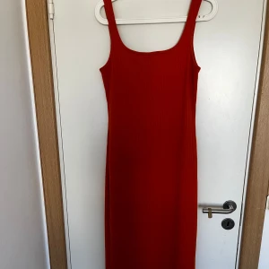 Orange midi klänning - Använd max 3 gånger. Väldigt fin och bekväm klänning. Går att stylea upp och styla ner.✨