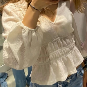 Linne blus - Jätte fin blus av linne, skön sitter bra!! Använda 1-2 gånger.🌟