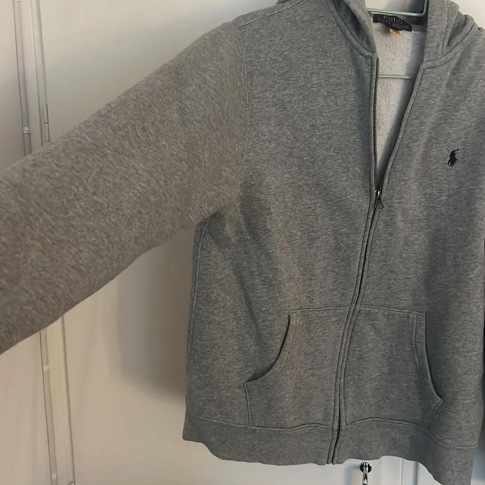 säljer min gråa ralph lauren hoodie. använd flera gånger men är som ny! köpt för 1200kr. pris kan diskuteras. storlek s-m. Hoodies.