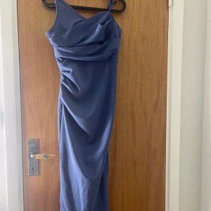 Klänning  - Säljer denna fina klänningen som inte kommer till användning har aldrig använt den Nypris 200 Mitt pris 100