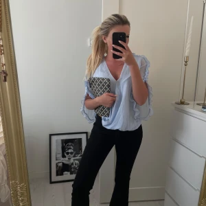 Blus  - Ljusblå blus ifrån zara 