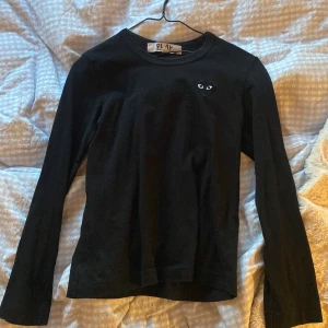 Comme des Garcons tröja - Svart tight långärmad tröja. Storlek S men sitter som en Xs, långärmad