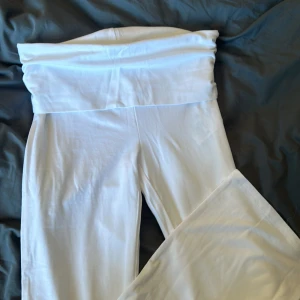 Yoga pants  - Säljer dessa vita helt nya yoga pants som ALDRIG är använda!! Nypris 199kr säljer för 90!🙌