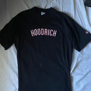 En äkta hoodrich t-shirt köpt i Sthlm på en affär. Jag har i princip aldrig använt den ungefär 2-3 gånger. Den är i fint skick och är i storlek XS men stor rätt så storleken så skulle säga att den passar en S eller M. Priset går att diskutera.😃