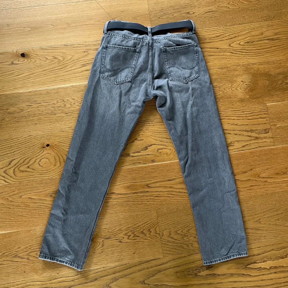 Säljer nu dessa snygga trendiga gråa jack & jones chriis jeansen till ett billigt pris. Helt nya och aldrig använda. . Jeans & Byxor.