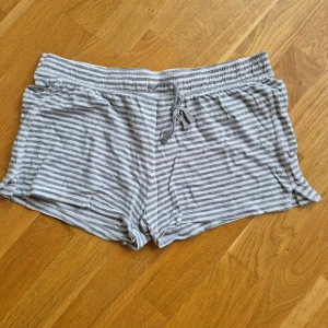 Pyjamas shorts HM - Pyjamas short från HM. Mjuk och mysig material. Använd fåtal gånger. Listen slits på vardera sida. 100% bomull. Storlek S. 