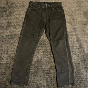 Jack & Jones jeans - Säljer de här jeansen då jag inte använder dem längre. De är lite slitna längst ner på benen men annars i bra skick. Storlek W29 L30 Skriv om frågor finns, pris kan diskuteras!