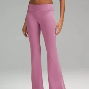 Lululemon low waist - Säljer mina nya lululemon tights som är i bootcut och modellen är sonic pink scuba low waist flare. I nytt skick . Passar från Xs- s