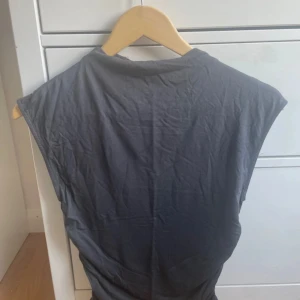 Mörkgrå topp - Jättefin mörkgrå topp från Ginatricot! Skönt material, jättemjuk. Säljer då den inte kommer till användning, pris går att diskuteras!💕😊